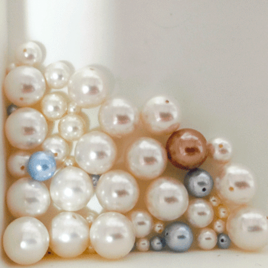 SWAROVSKI PEARL MIX 7: Light, mainly 12mm. One only.