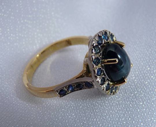 Modern star sapphire cluster ring - 18ct yellow gold