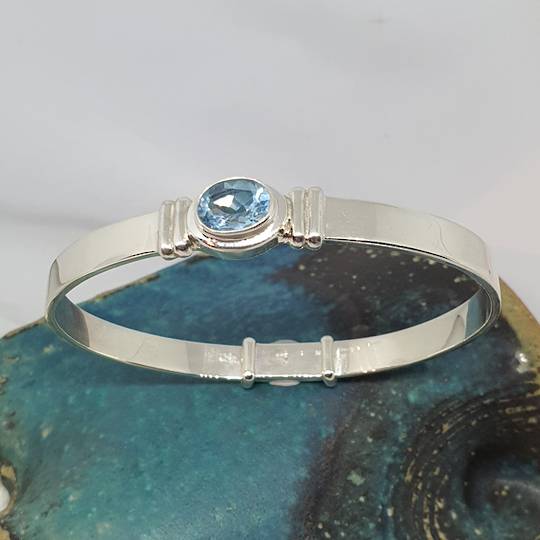 Sparkling blue topaz gemstone bracelet