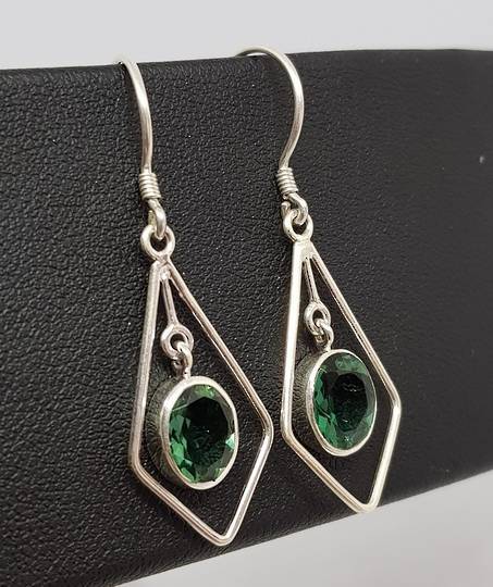 Open kite shape silver earrings with green quartz