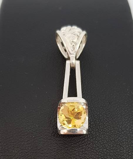 Silver pendant with citrine coloured gemstone
