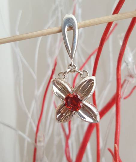 Sterling silver flower pendant with garnet