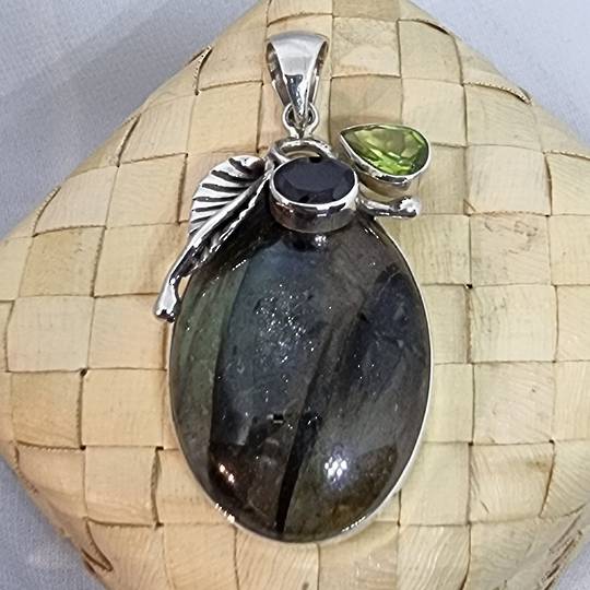 Sterling silver labradorite pendant
