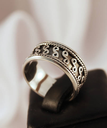 Silver ring with detailed band
