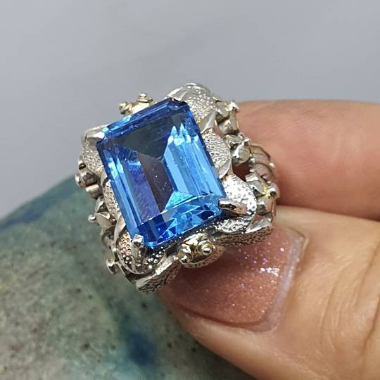 Large chunky silver ring with sparkling blue gemstone - Size M
