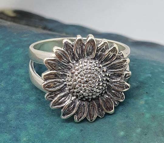 Sterling silver daisy ring - one only