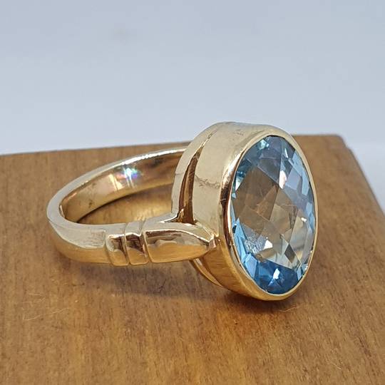 9ct yellow gold, blue topaz solitaire ring
