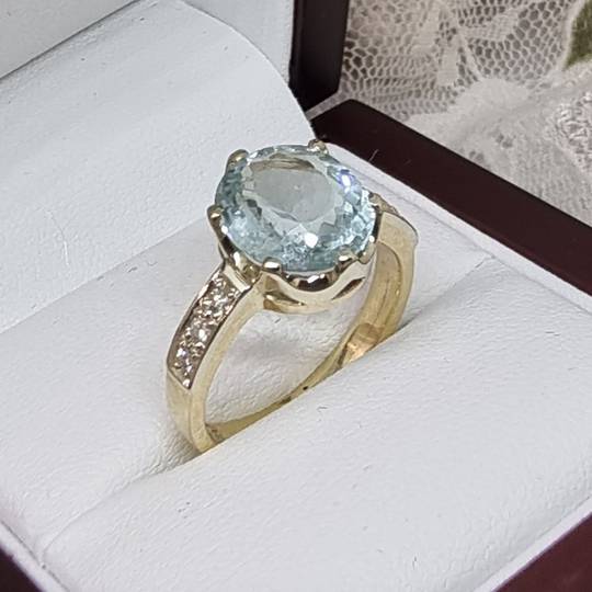 9ct white gold, aquamarine and diamond ring