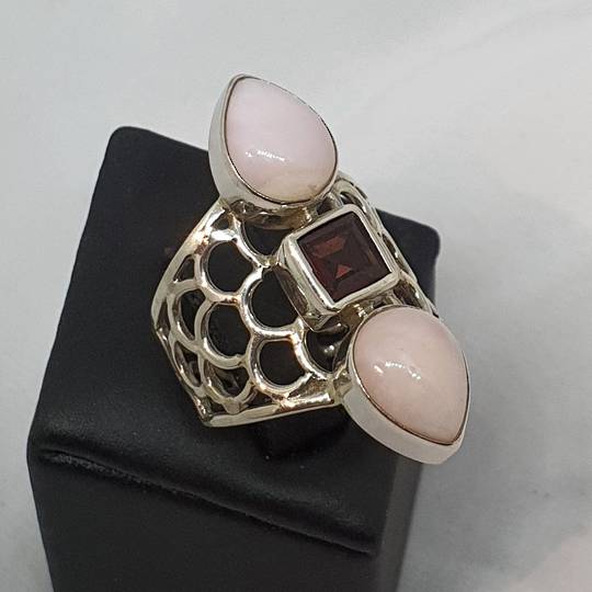 Rose quartz and garnet gemstone ring