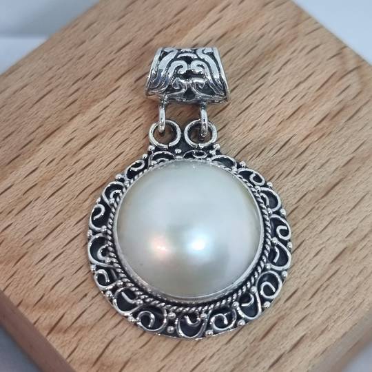 Sterling silver pendant with white mabe pearl