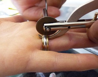 cutting off tight ring