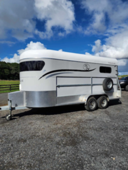 2017 Fieldline Accommodation Angle Load Horse Float