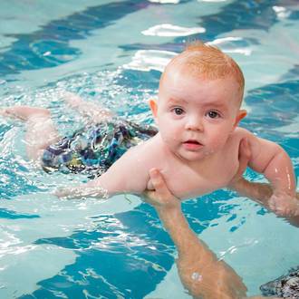 5 Benefits of starting swimming lessons as a baby