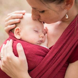 10 Benefits of babywearing
